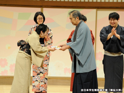 桂文枝師匠から目録を受け取る鵜飼家みるくさん